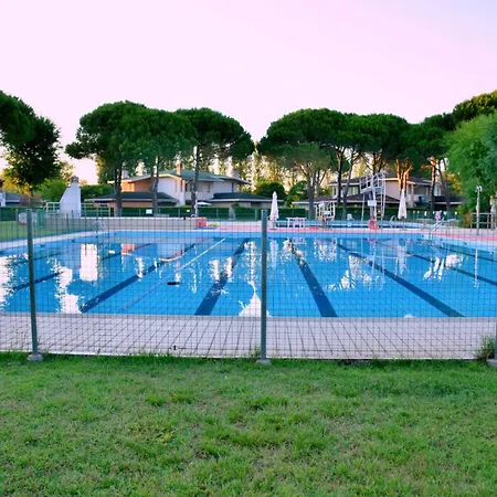 Daire With Pool Garden And Fireplace
