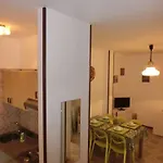 With Pool Garden And Fireplace דירה *